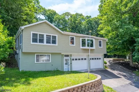 335 Elmira Trl, Hopatcong, NJ 07843