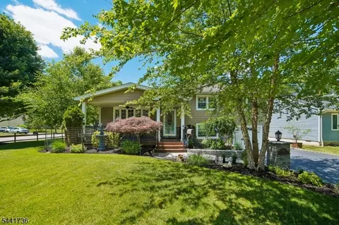 1 Emerson Dr, Livingston, NJ 07039