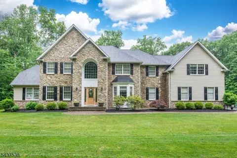 18 Stoneybrook Rd, Washington Twp, NJ 07853