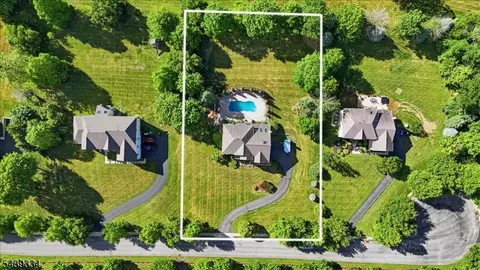 29 Old Schoolhouse Rd, Asbury, NJ 08802