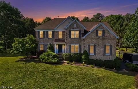 29 Old Schoolhouse Rd, Asbury, NJ 08802
