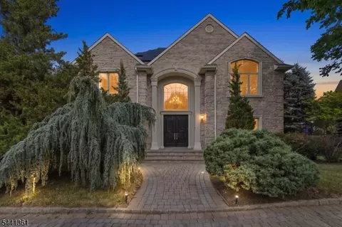 4 Centennial Ct, Totowa, NJ 07512