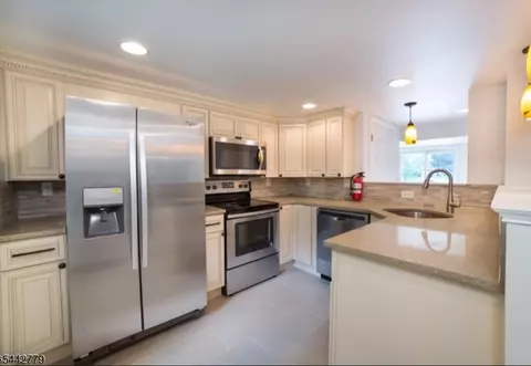 32 E Shore Trl, Stockholm, NJ 07460