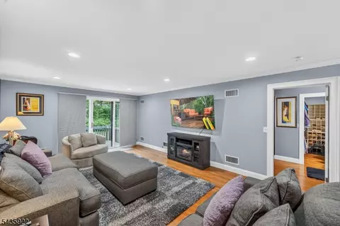 69 Peach Hill Ct, Ramsey, NJ 07446