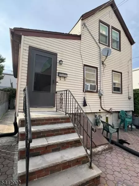 11 John St, Elizabeth, NJ 07202