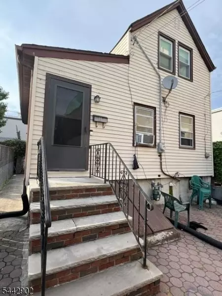 11 John St, Elizabeth, NJ 07202