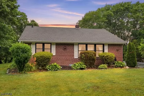 20 Poplar Rd, Ringoes, NJ 08551