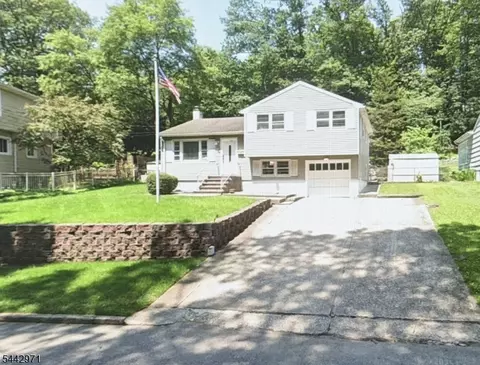 89 Knolls Rd, Bloomingdale, NJ 07403