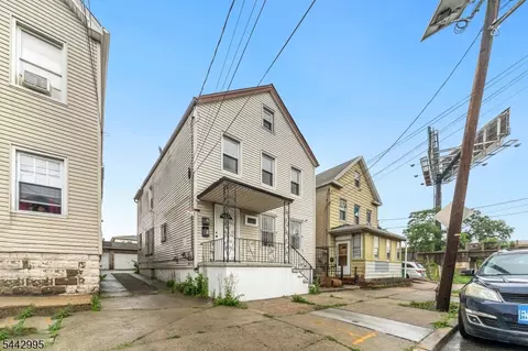 334 Pine St, Elizabeth City, NJ 07206