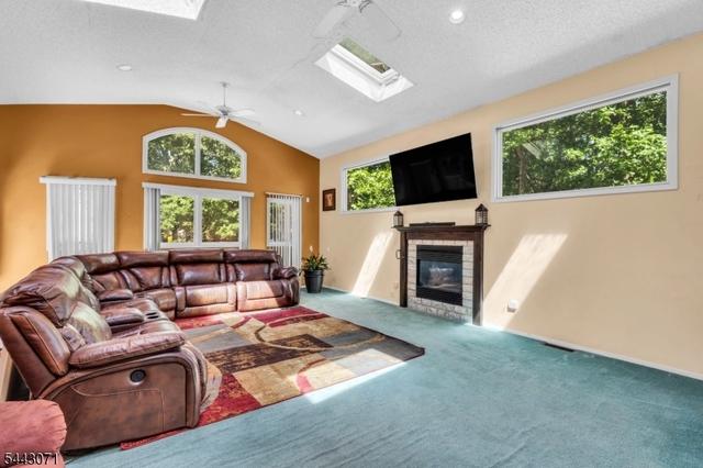 21 Chelsea Rd, Jackson Twp, NJ 08527