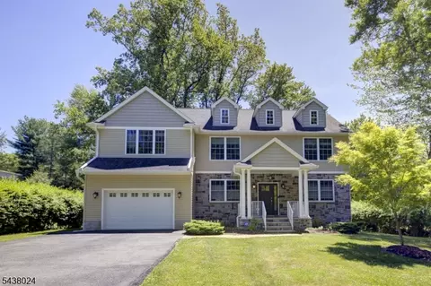 8 Phyllis Pl, Randolph, NJ 07869