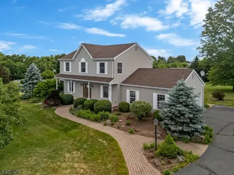 1 Pegasus Ct, Ringoes, NJ 08551