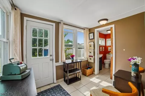 Entry Way - 661 Palisade Rd, Union, NJ 07083 photo 2 of 5