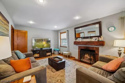 Living - 661 Palisade Rd, Union, NJ 07083 photo 2 of 3