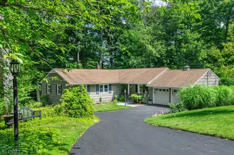 17 Hillcrest Dr, Randolph, NJ 07869