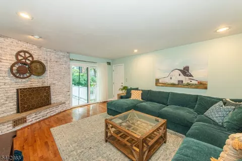 Living - 17 Hillcrest Dr, Randolph, NJ 07869 photo 4 of 6