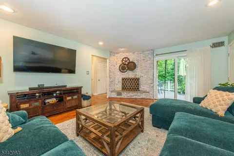Living - 17 Hillcrest Dr, Randolph, NJ 07869 photo 5 of 6