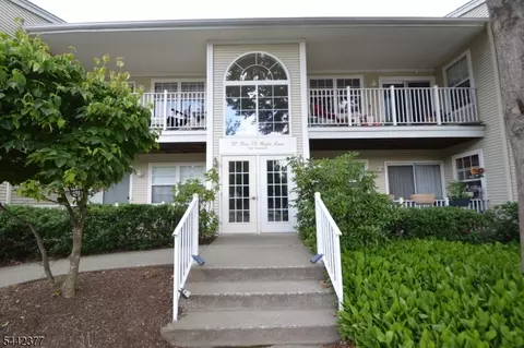 73 Maple Ln, Mount Arlington, NJ 07856