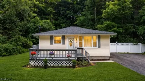 6 Pine St E, Highland Lakes, NJ 07422