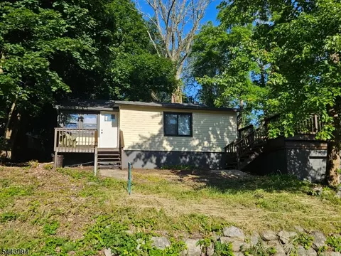 43 E Shore Trl, Hardyston, NJ 07460