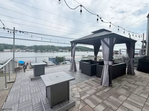 33 S Lakeside Ave, Lake Hopatcong, NJ 07849