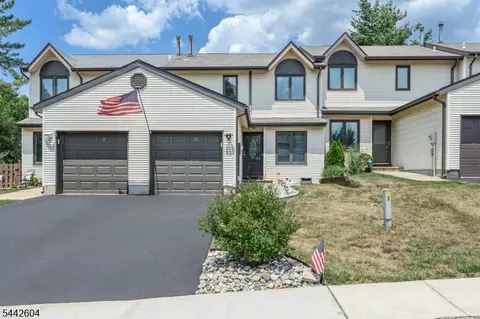 18 Holly Ct, Flemington, NJ 08822