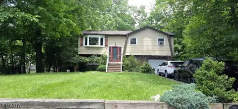 17 Penn State Trl, Hopatcong, NJ 07843