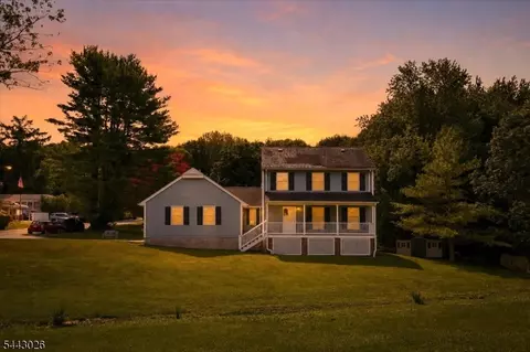 12 Mountain View St, Hamburg, NJ 07419