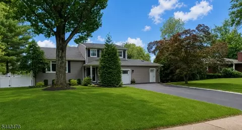 16 Featherbed Ln, Clark, NJ 07066