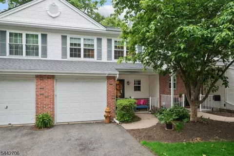 19 Maple Ln, Mount Arlington, NJ 07856