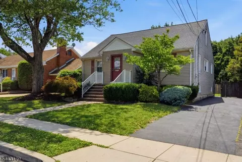 2 Oakwood Pl, North Brunswick Twp, NJ 08902