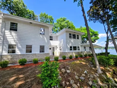19 Lakeland Dr, Hopatcong, NJ 07843