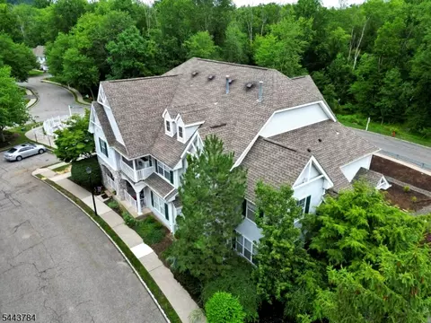 100 Chatfield Dr, Pompton Plains, NJ 07444