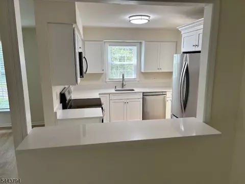 87 Junco Ct, Three Bridges, NJ 08887