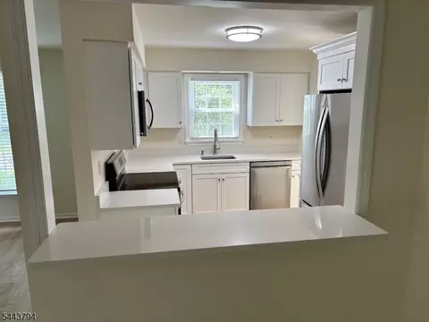 87 Junco Ct, Three Bridges, NJ 08887