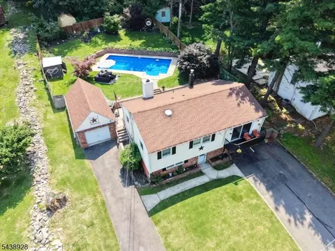 47 Summit Rd, Hamburg, NJ 07419
