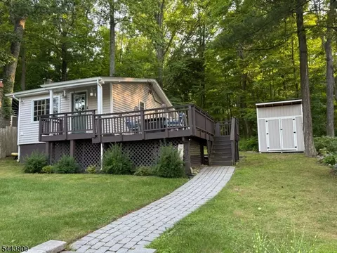 105 Lakeside Dr, Sussex, NJ 07461