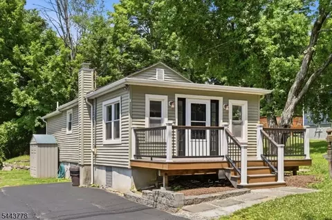 82 Fairview Dr, Hewitt, NJ 07421