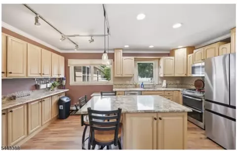 52 Roxbury Dr, Kenvil, NJ 07847