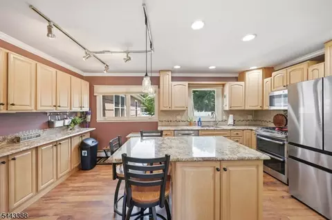52 Roxbury Dr, Kenvil, NJ 07847