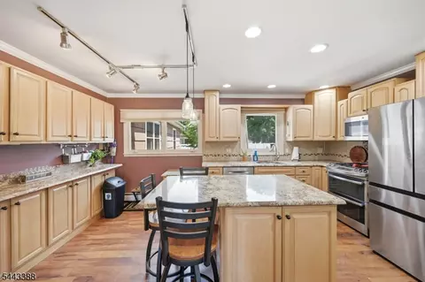 52 Roxbury Dr, Kenvil, NJ 07847