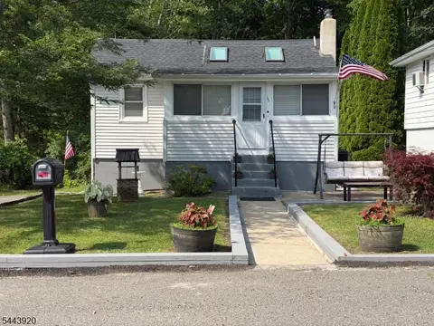 15 Kentucky Ave, Lake Hopatcong, NJ 07849