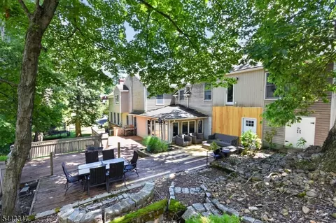 60 Washington Dr, Watchung, NJ 07069