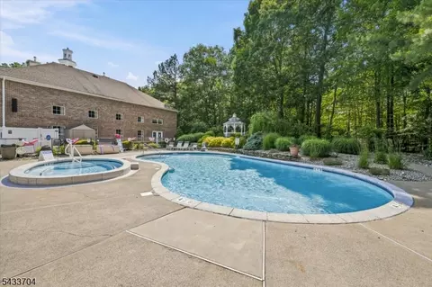 2 Richmond Rd #302, West Milford, NJ 07480
