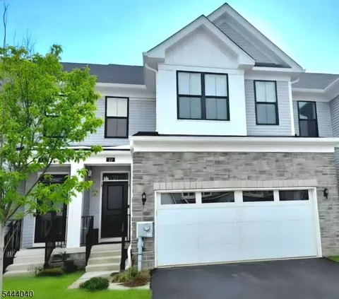 27 Wisteria Ct, Monroe Township, NJ 08831