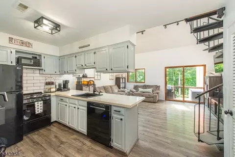 2 Steamboat Dr, Vernon, NJ 07462