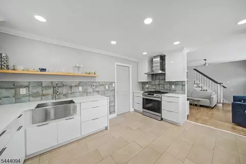 Entry Way - 45 Leonard Ter, Wayne, NJ 07470 photo 1 of 2
