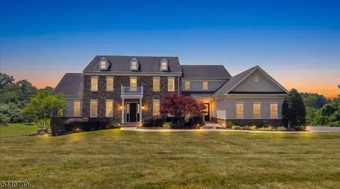 61 Perryville Rd, Pittstown, NJ 08867
