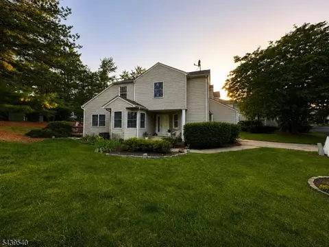 1 Cliffside Ct, Hamburg, NJ 07419