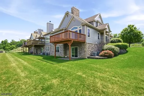 98 Tarrington Rd, Hamburg, NJ 07419
